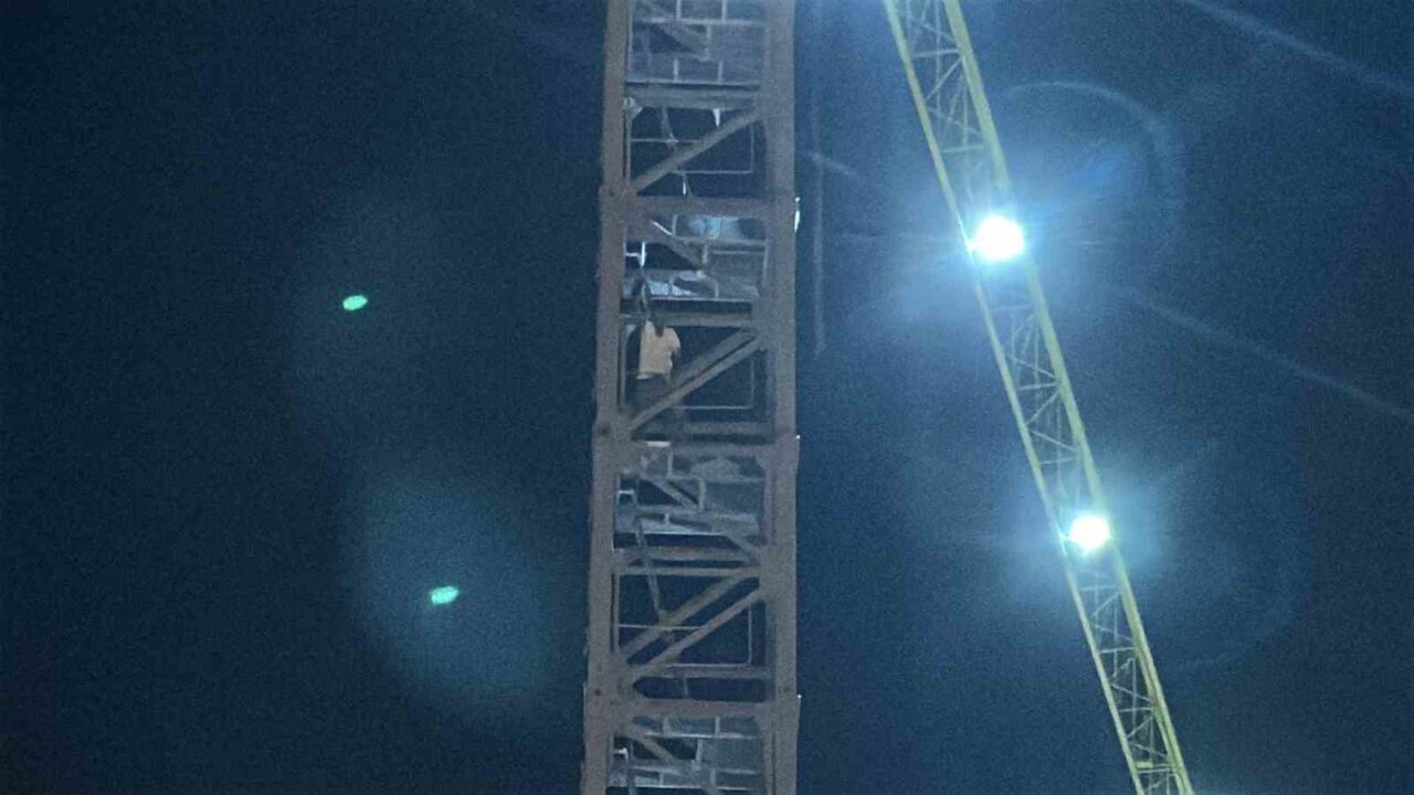 Kule vinçte intihara kalkışan şahsı, eşi ve yeğeni ikna etti