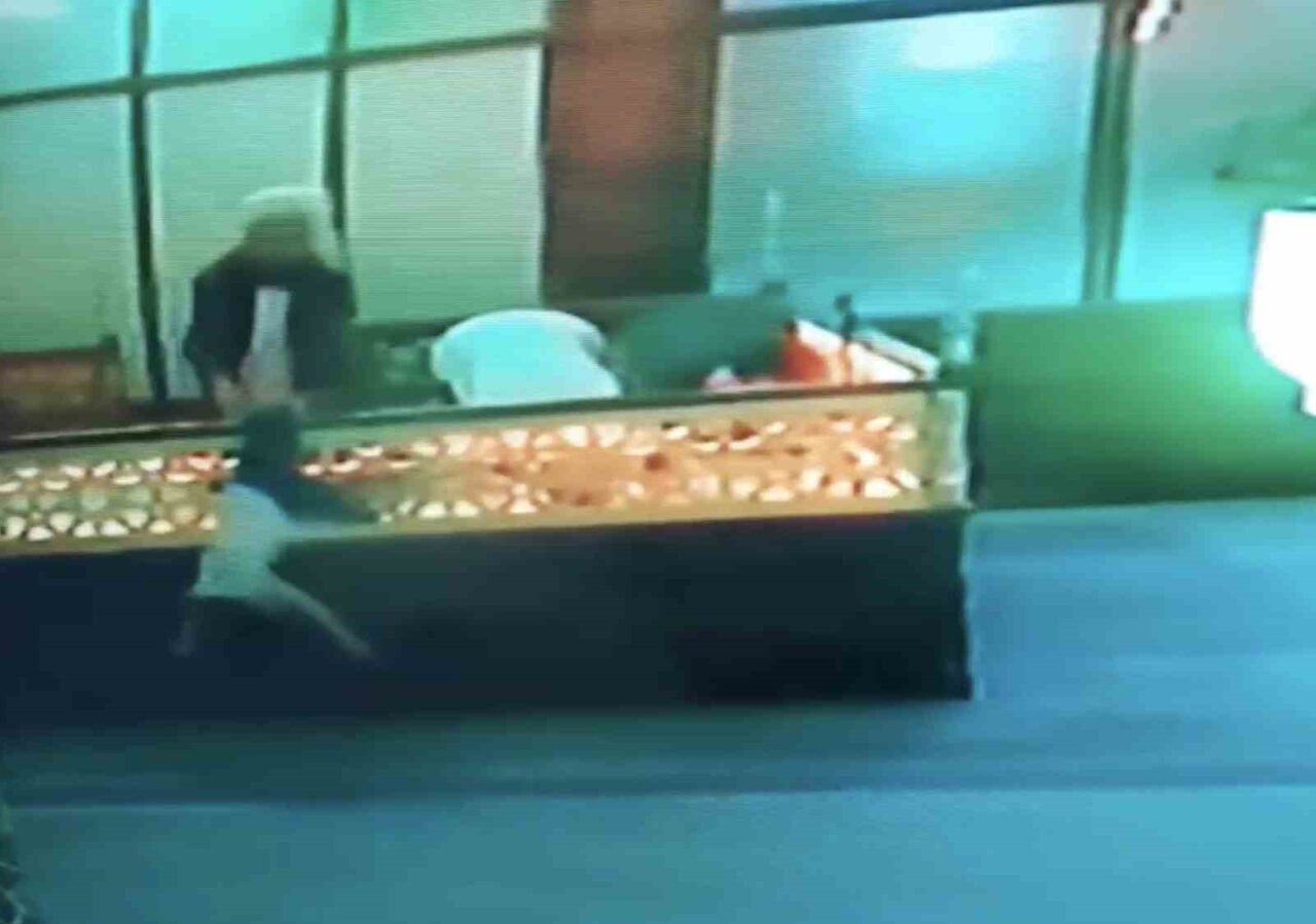 Namazını bozan imam 1 metre yüksekten düşen çocuğu havada yakaladı