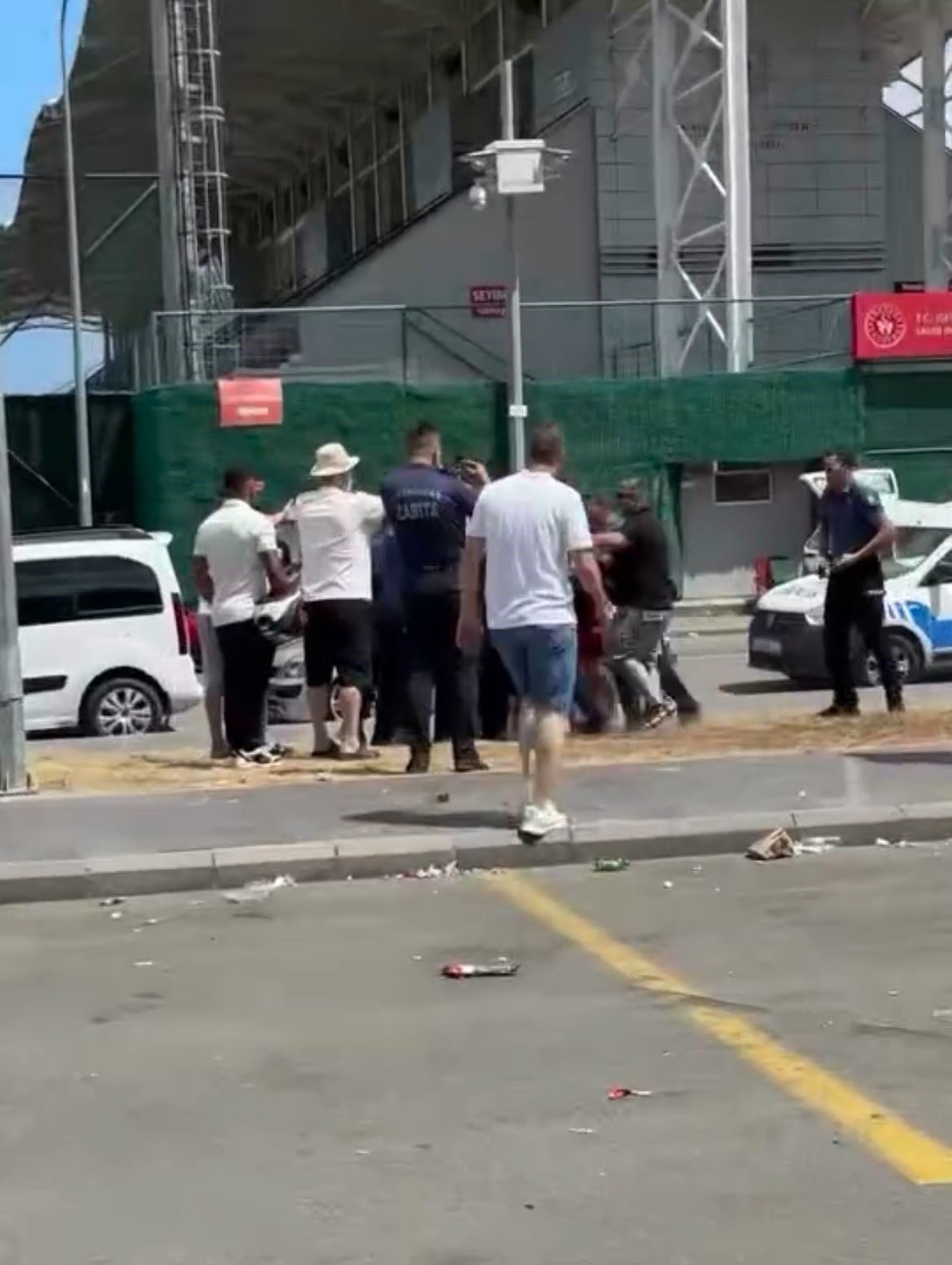 Ortahisar Belediyesi’nin düzenlediği Autofest’te polis ile zabıta arasında arbede