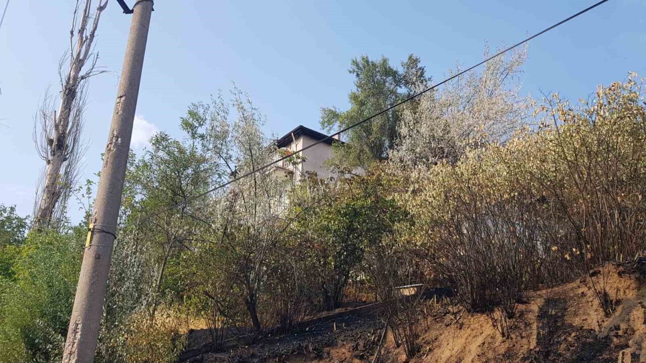 Otluk alanda çıkan yangın evlere sıçramadan söndürüldü