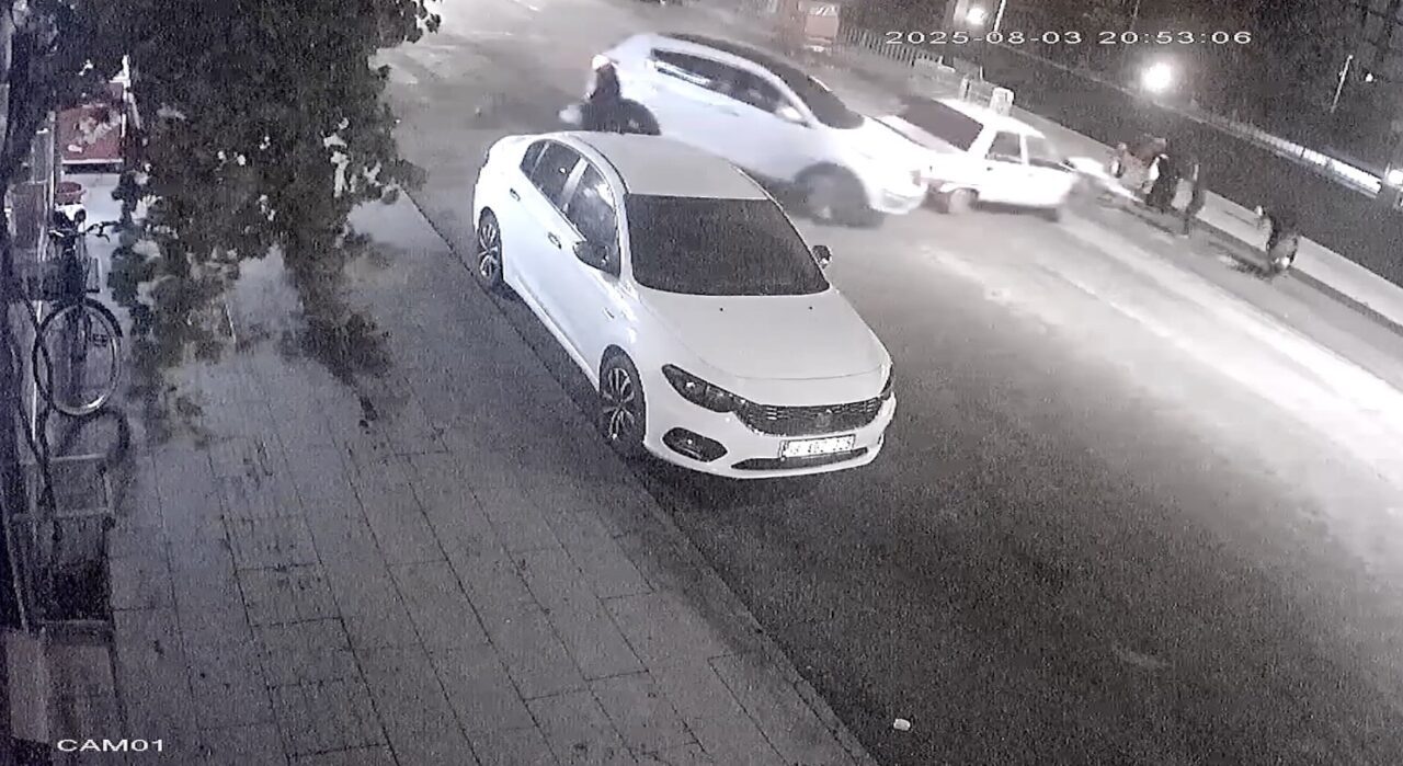 Otomobil, yaya geçidinde duran araca böyle çarptı: 2 yaralı