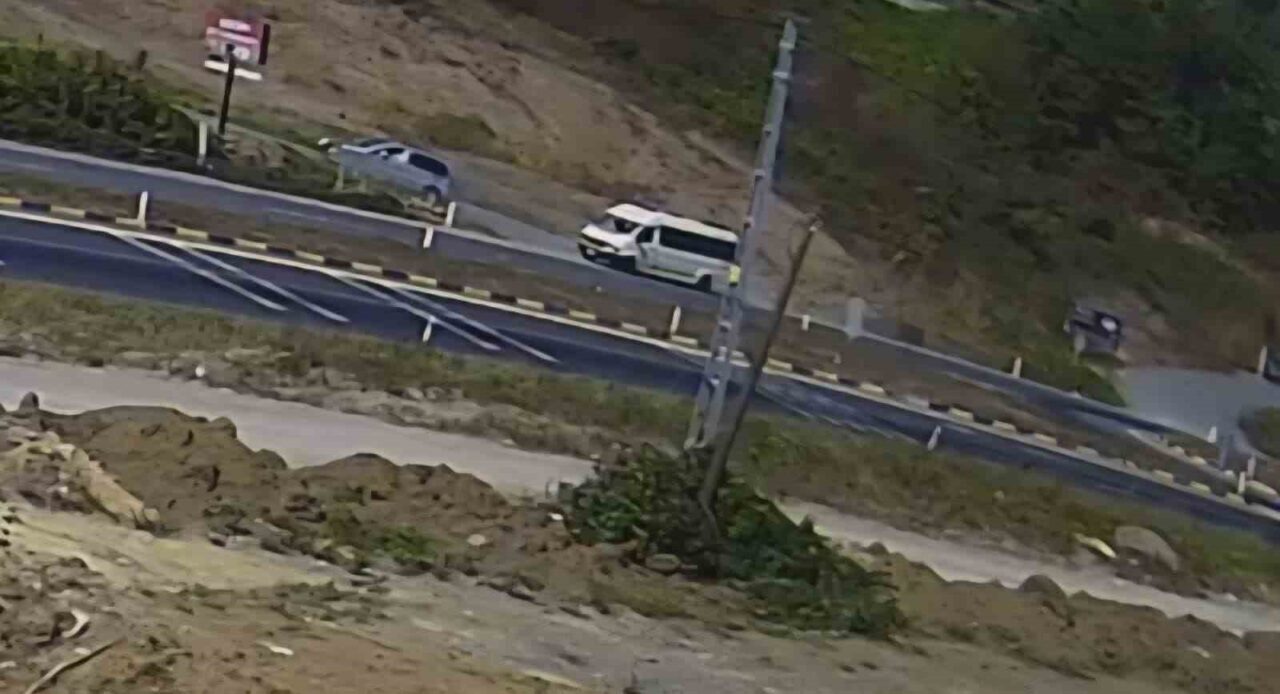 Otomobilin yaşlı adama çarptığı kaza anı kamerada