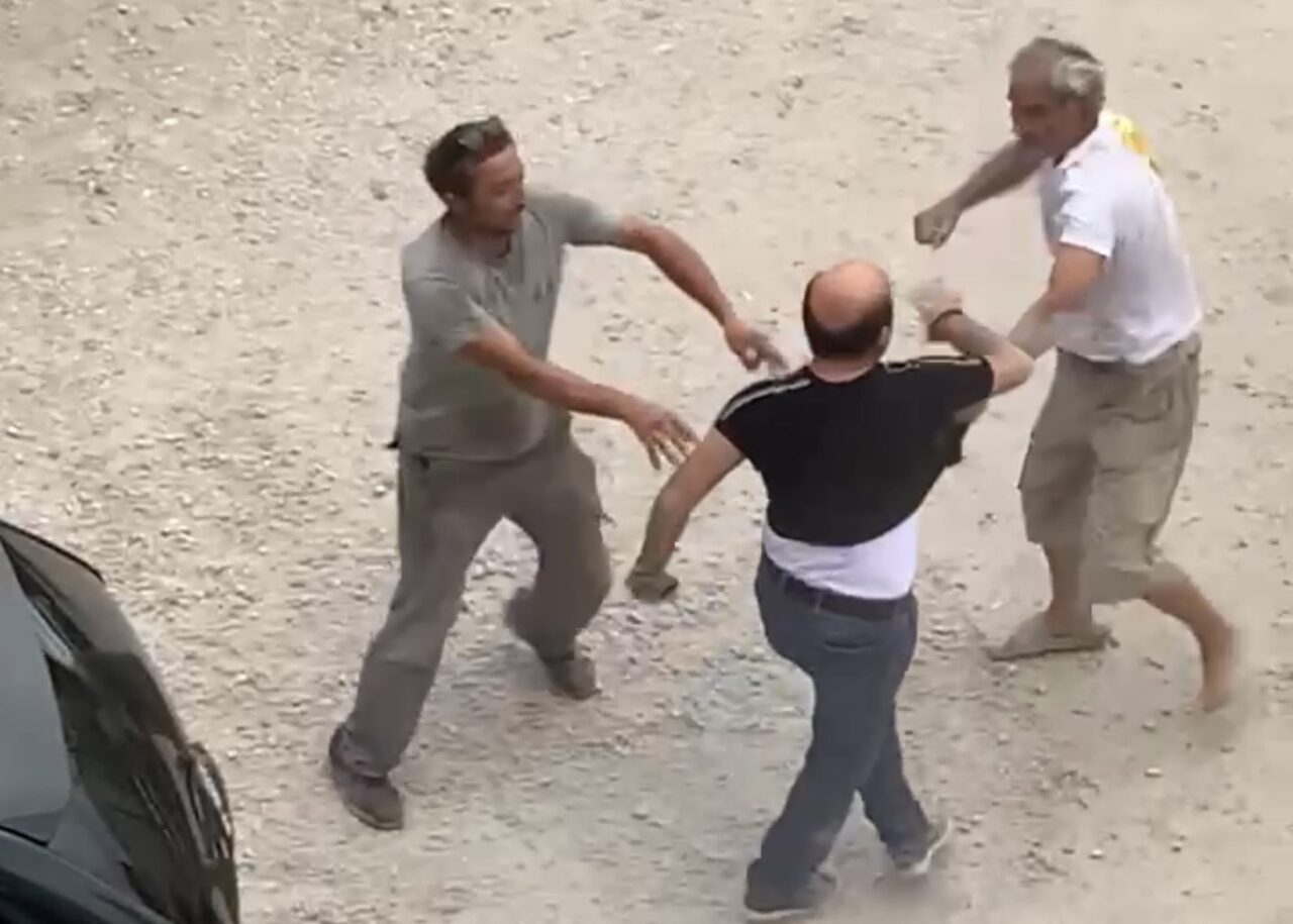 Otoparkta silahlı kavgada 2 kişi yaralandı: Olay anı kamerada