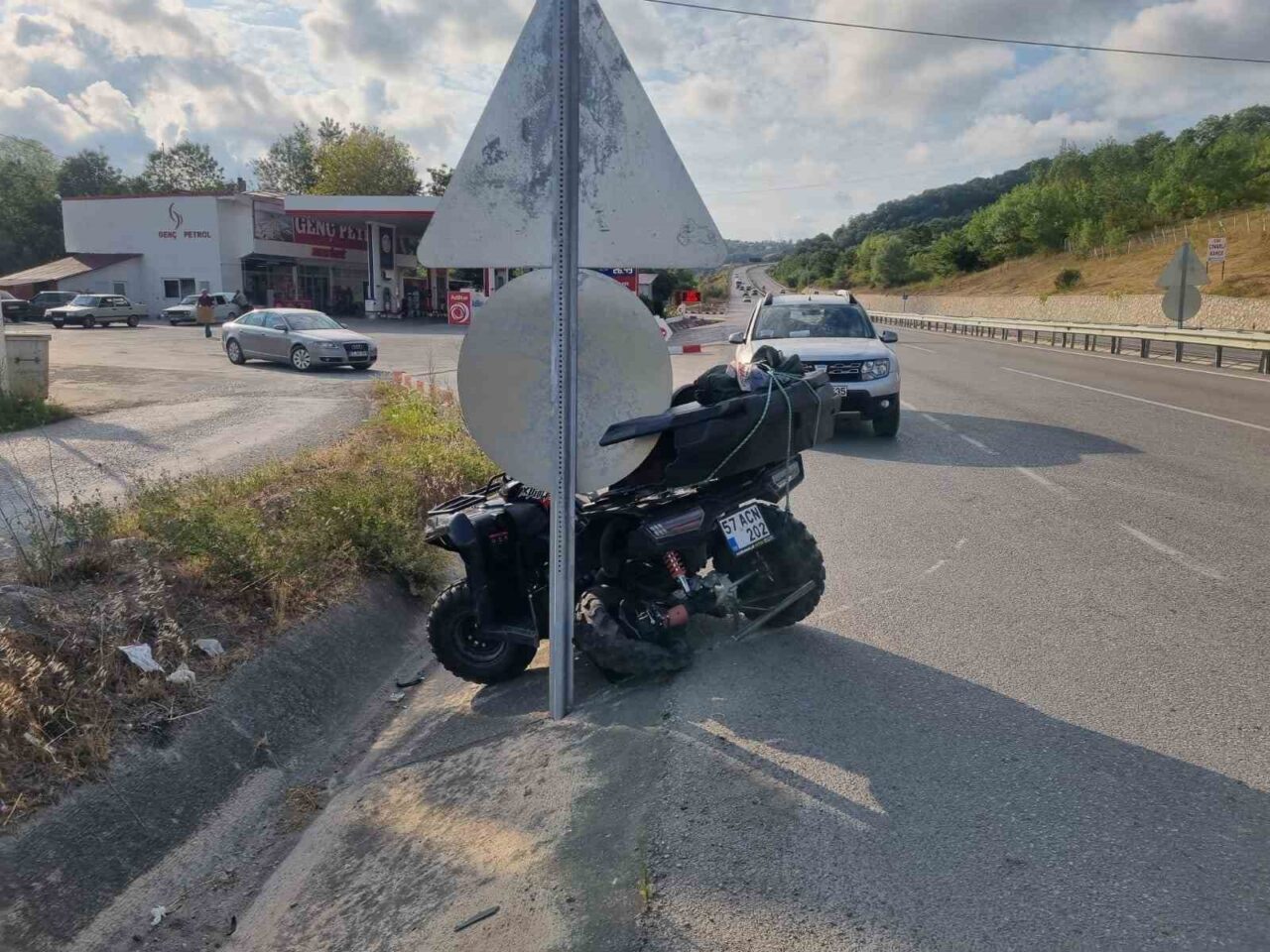 Polisin ’’dur’’ ihtarına uymayan otomobil kaza yaptı: 2 yaralı