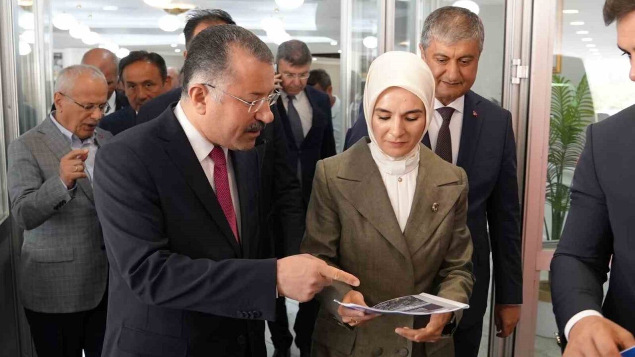 Rektör Kırışık bilimsel verilerle hazırlanan modeli Bakan Göktaş’a sundu