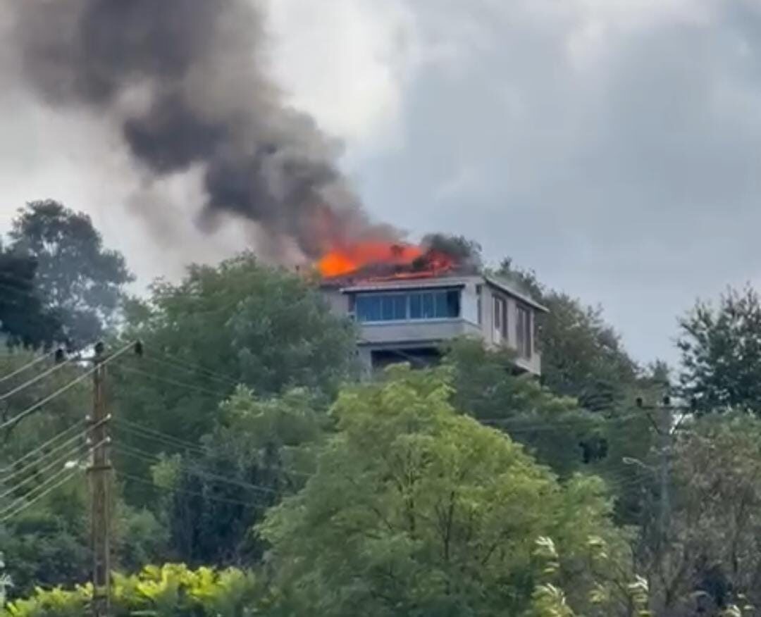 Rize’de çatı yangını korkuttu