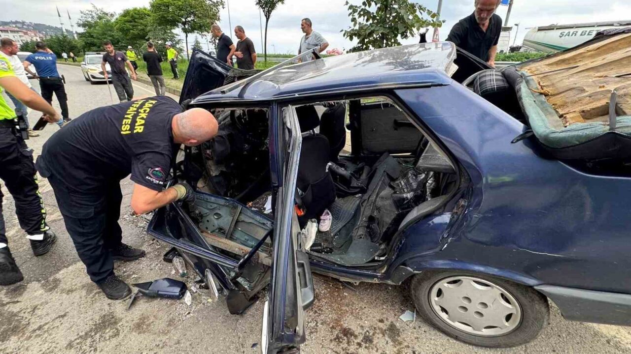 Rize’deki iki araç kafa kafaya çarpıştı: Aynı aileden 6 kişi yaralandı