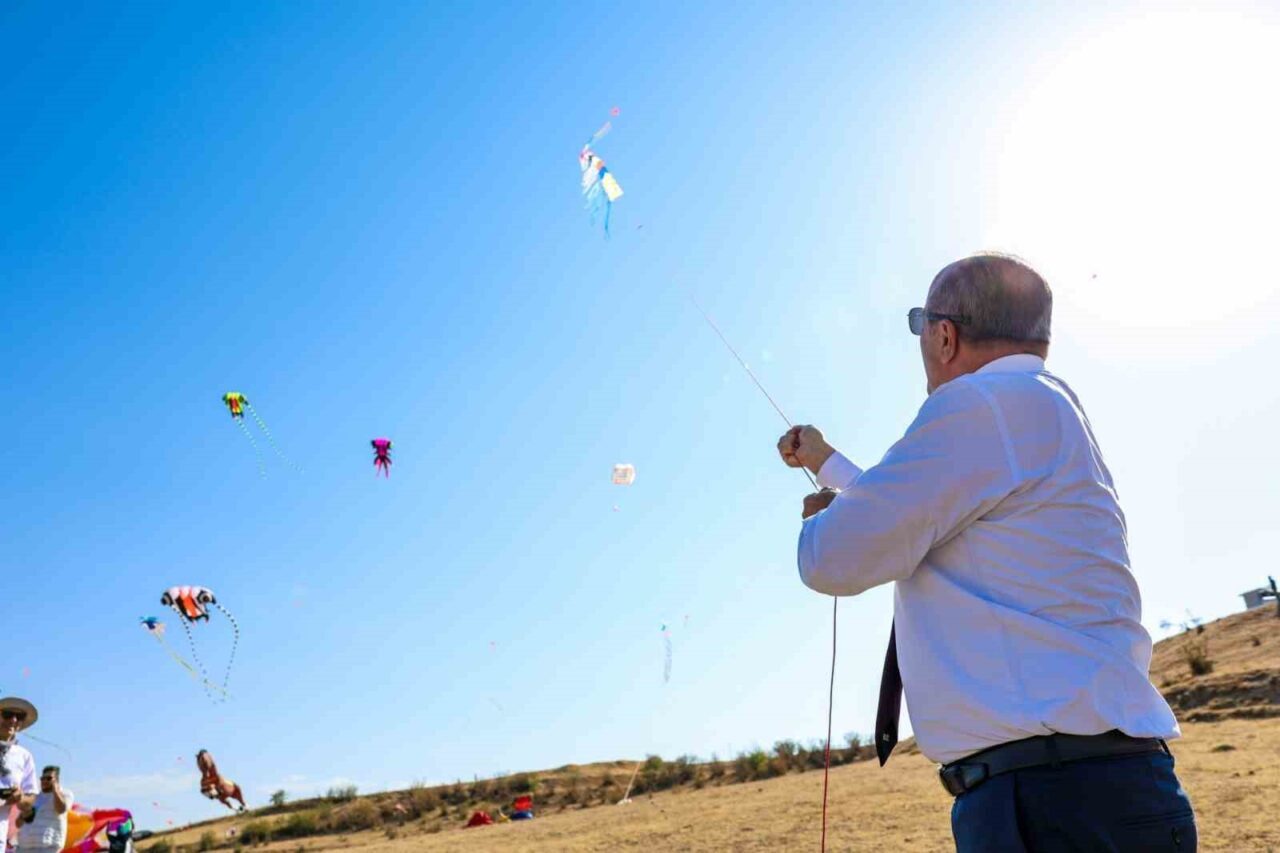 Roma dönemine ait antik kentte gökyüzünü uçurtmalar süsledi