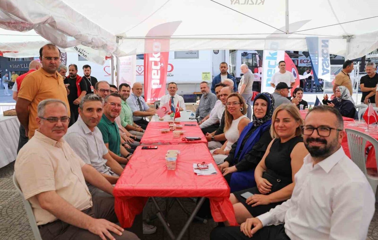 Samsun İl Sağlık Müdürlüğü yöneticilerinden Kızılay’ın kampanyasına destek