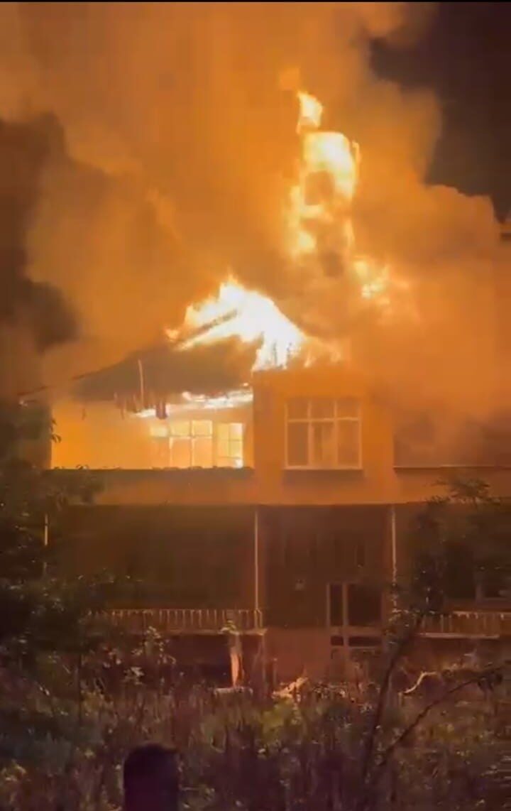 Samsun-Ordu yolu kenarında korkutan yangın: 2 katlı ev alevlere teslim oldu