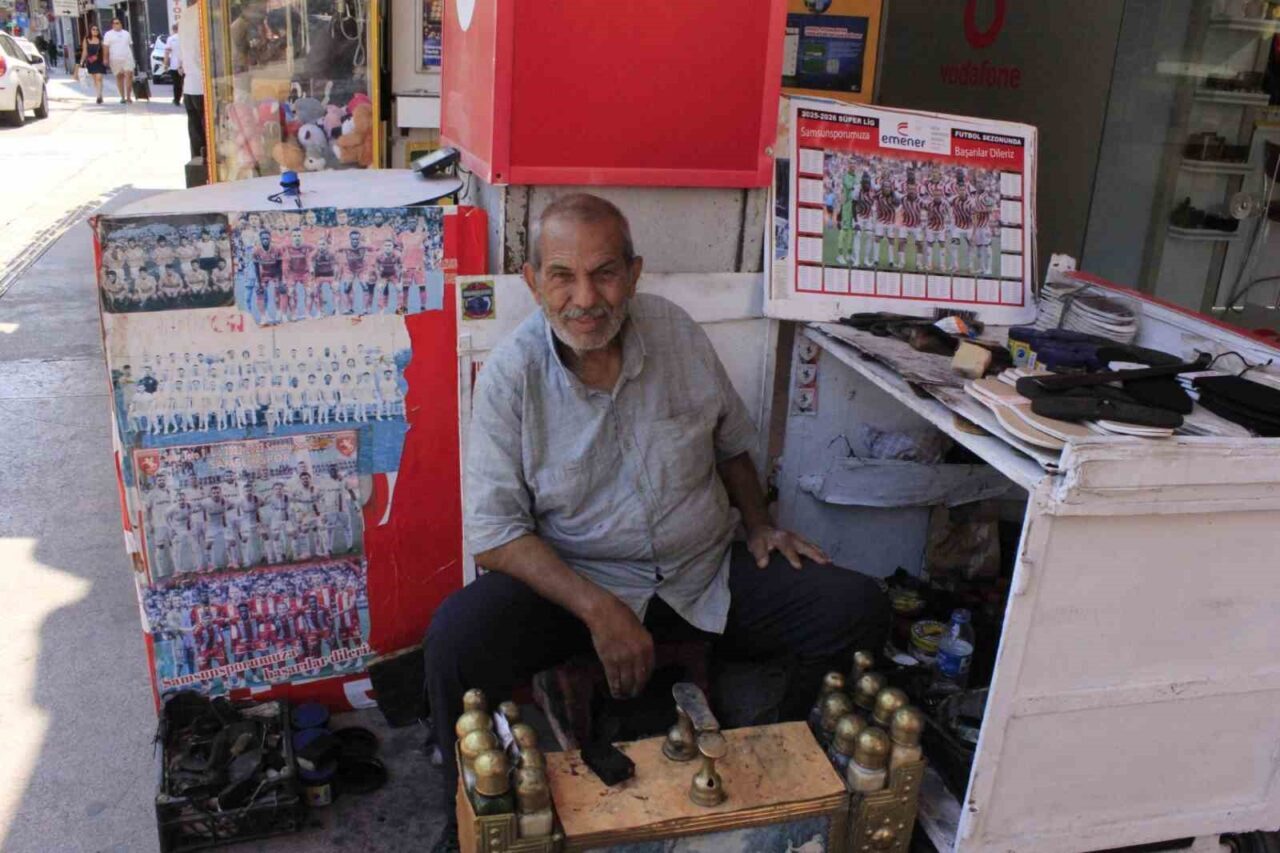 Samsunlu ayakkabı boyacısı 55 yıldır devlet ve sanat dünyasından isimlerin ayakkabılarını parlatıyor