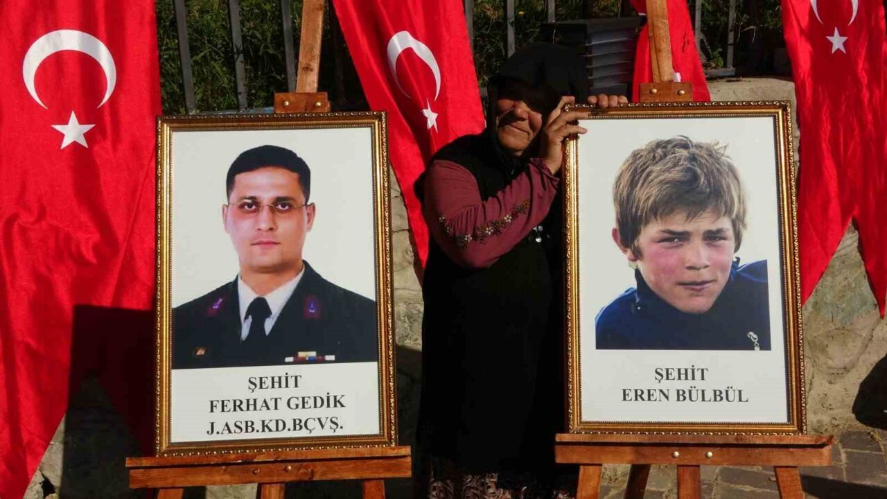 Şehit Eren Bülbül, şehadetinin 8. yılında mezarı başında anıldı