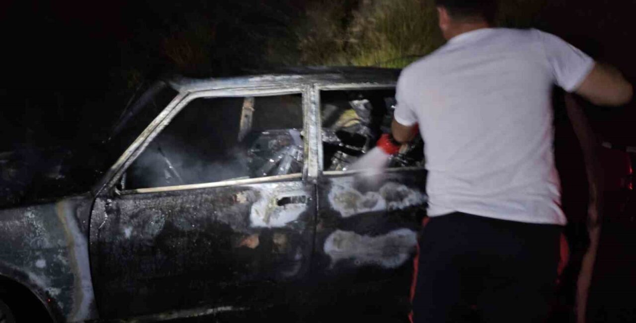 Seyir halindeki Fiat Tofaş otomobil alev alev yandı