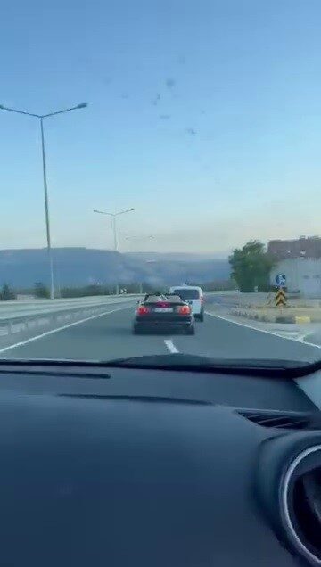 Sürekli şerit değiştirip trafiği tehlikeye attılar