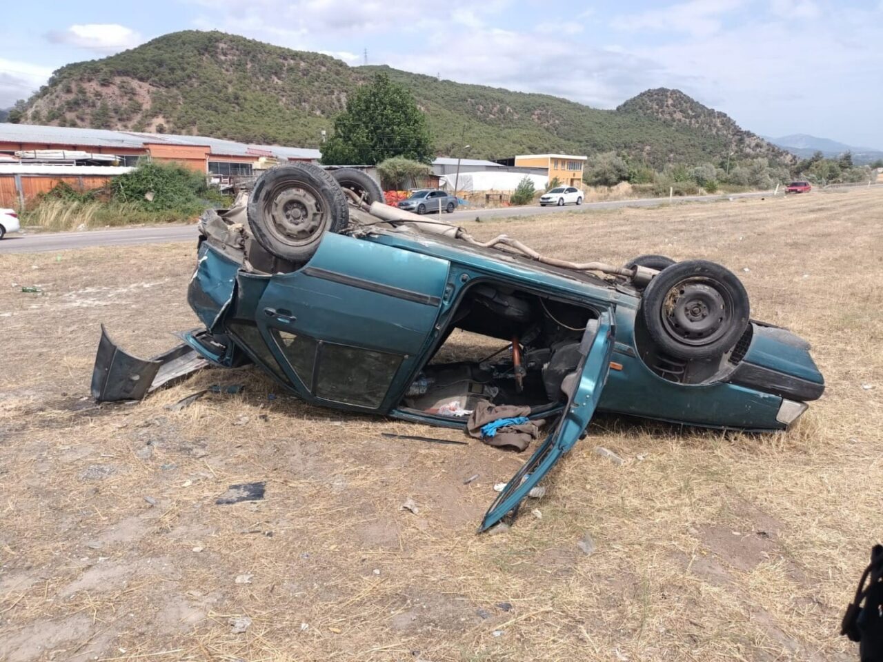 Ters dönen otomobilden sağ kurtuldu