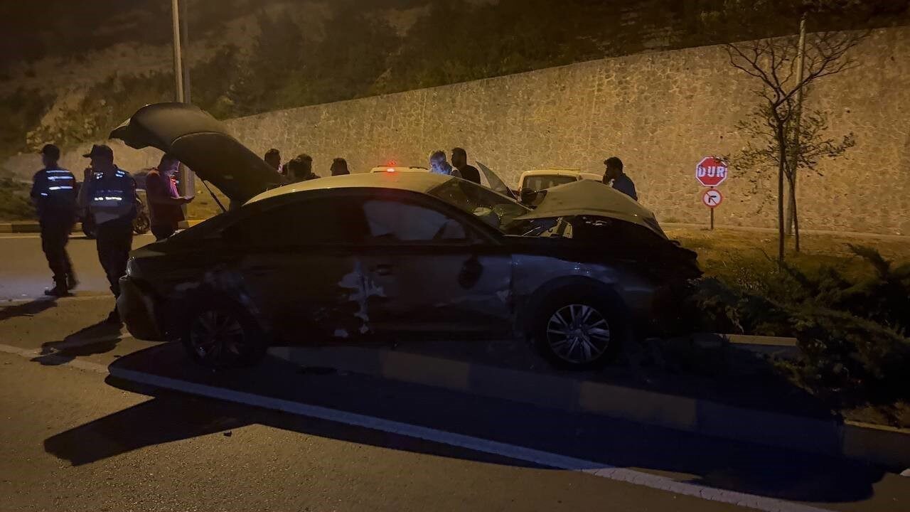 Ters yola giren otomobil, karşı yönden gelen başka araca çarptı: 1 yaralı