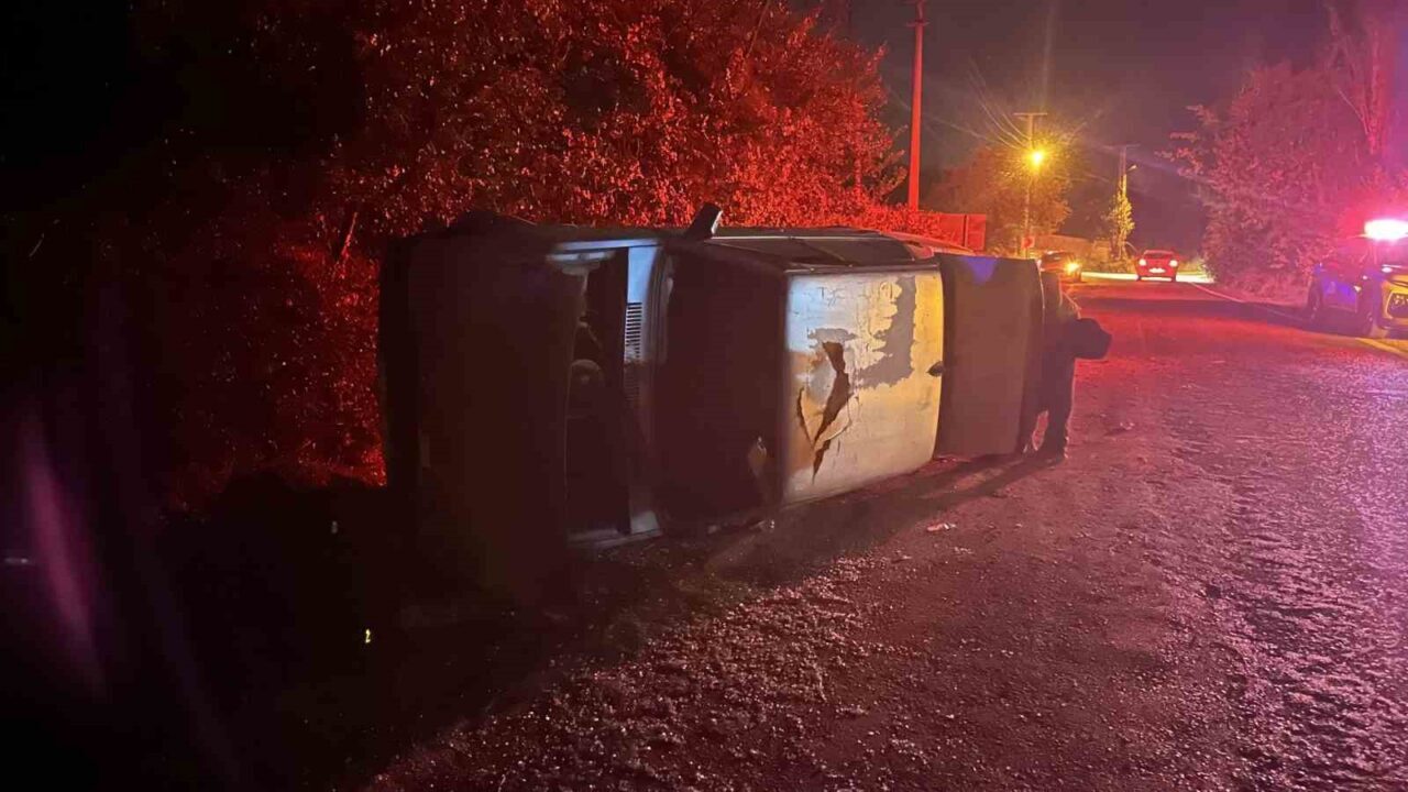 Tofaş Fiat otomobil yan yattı, sürücü olay yerinden kaçtı