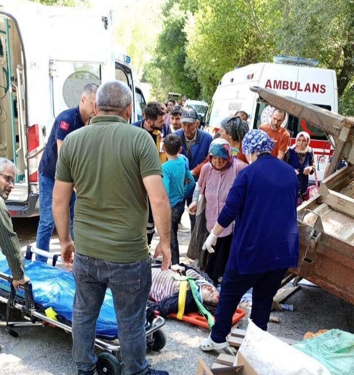 Traktör devrildi: 3’ü ağır 6 yaralı