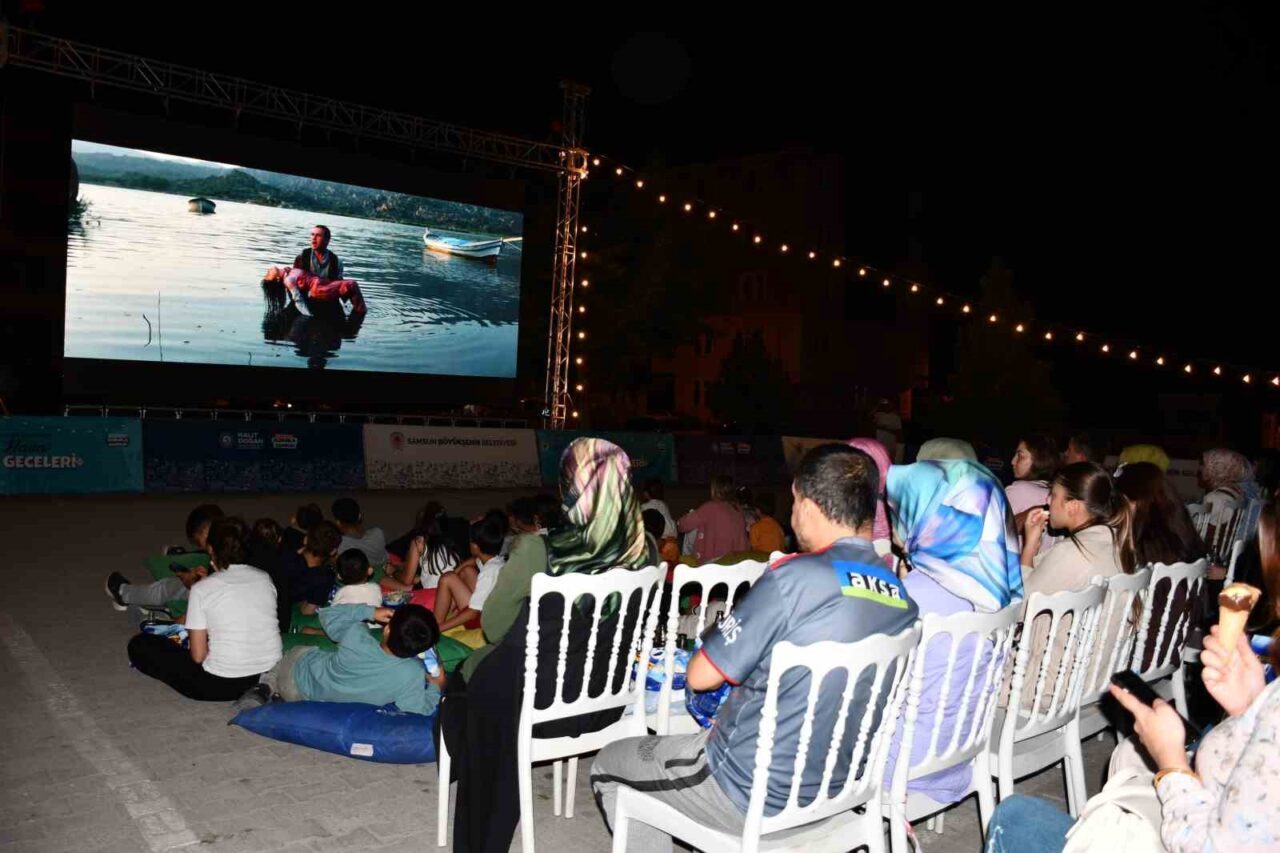 Vezirköprü’de açık hava sineması ile yaz akşamı keyfi