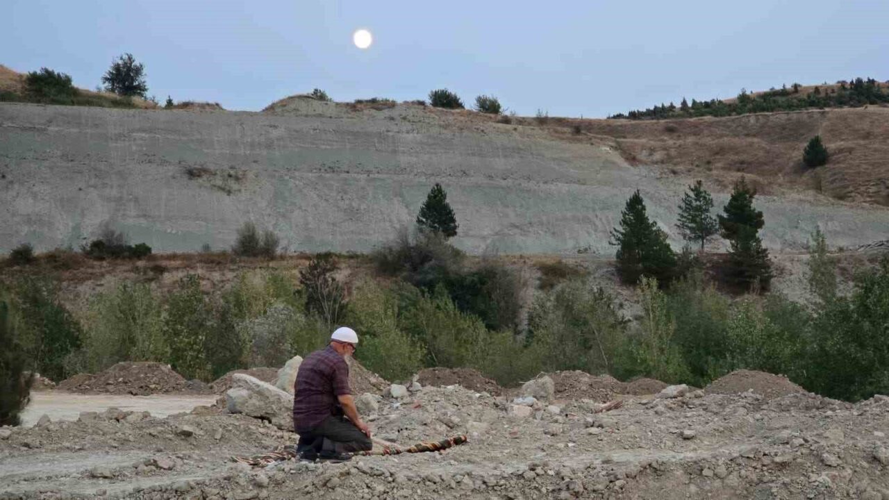 Yangında evini terk edip karşı tepede namazını kıldı