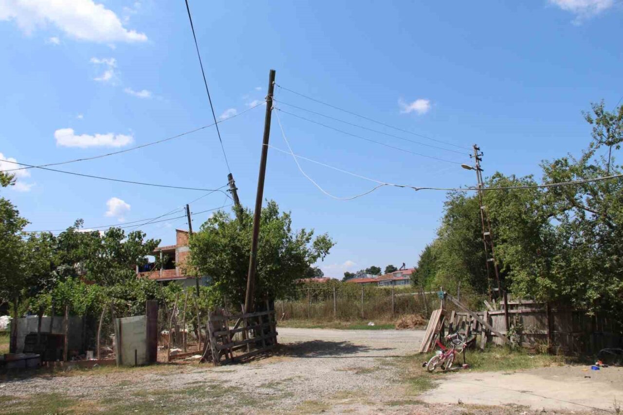 Yıkılmak üzere olan elektrik direği mahalleliyi korkutuyor