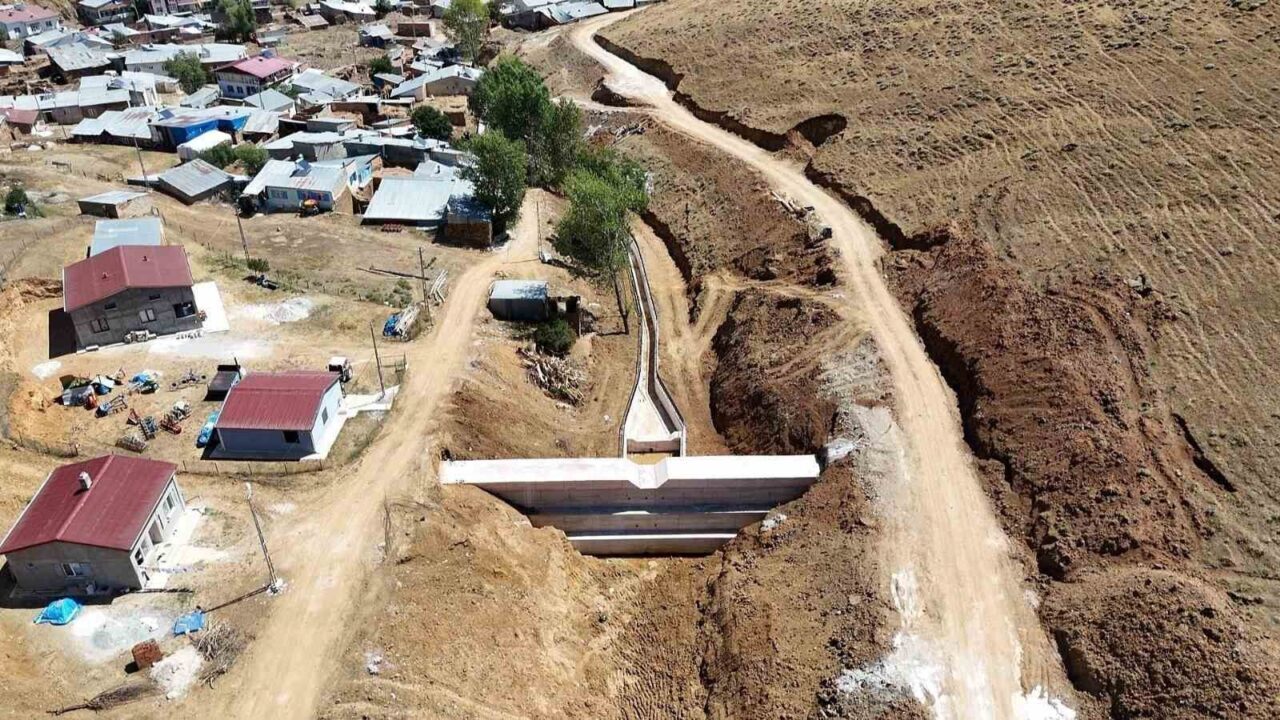 Yukarı Dikmetaş köyünde taşkın kontrol çalışmaları devam ediyor