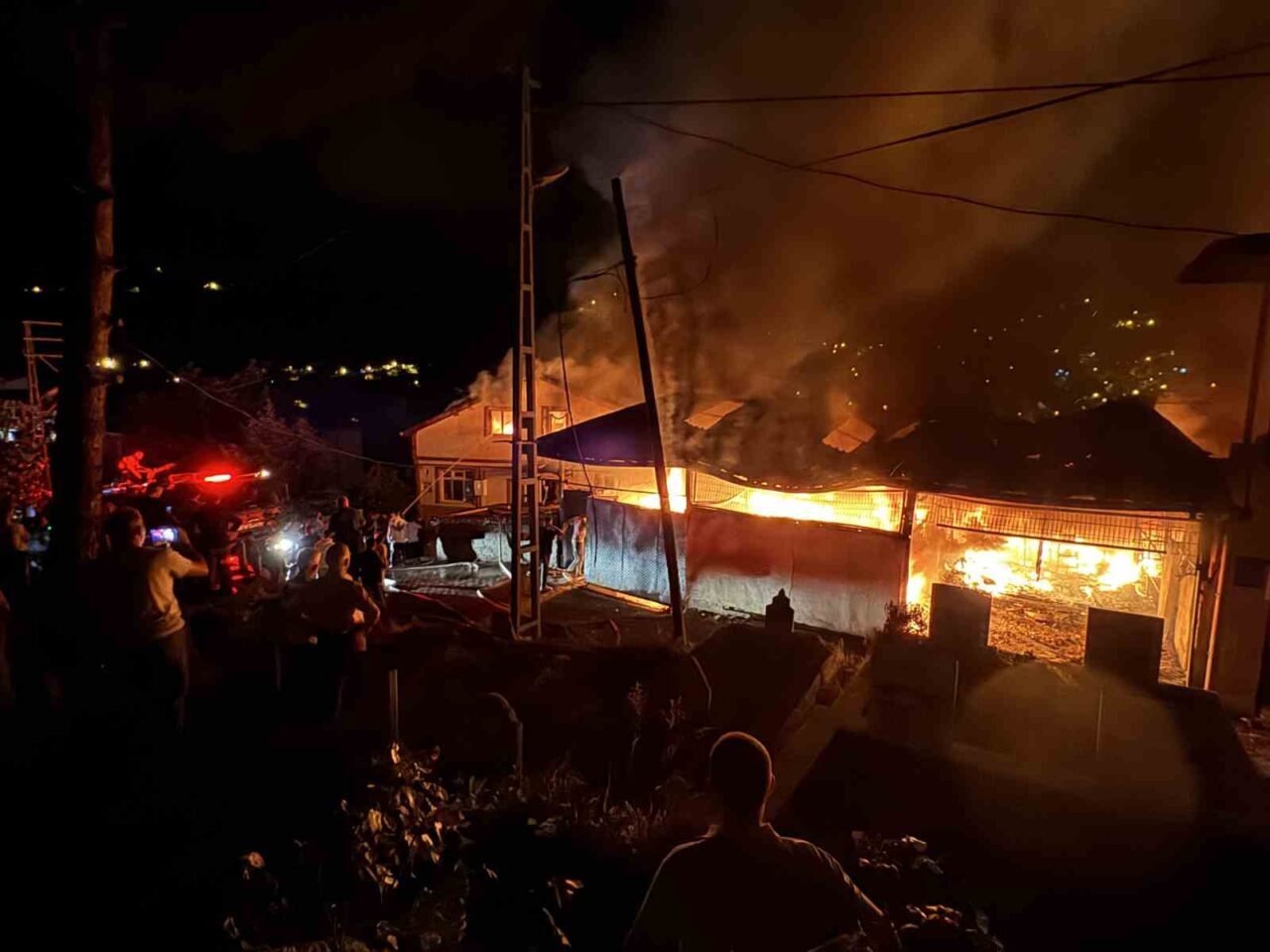 Zonguldak’ta alevler geceyi aydınlattı: 4 ev 1 yeri kullanılmaz hale geldi
