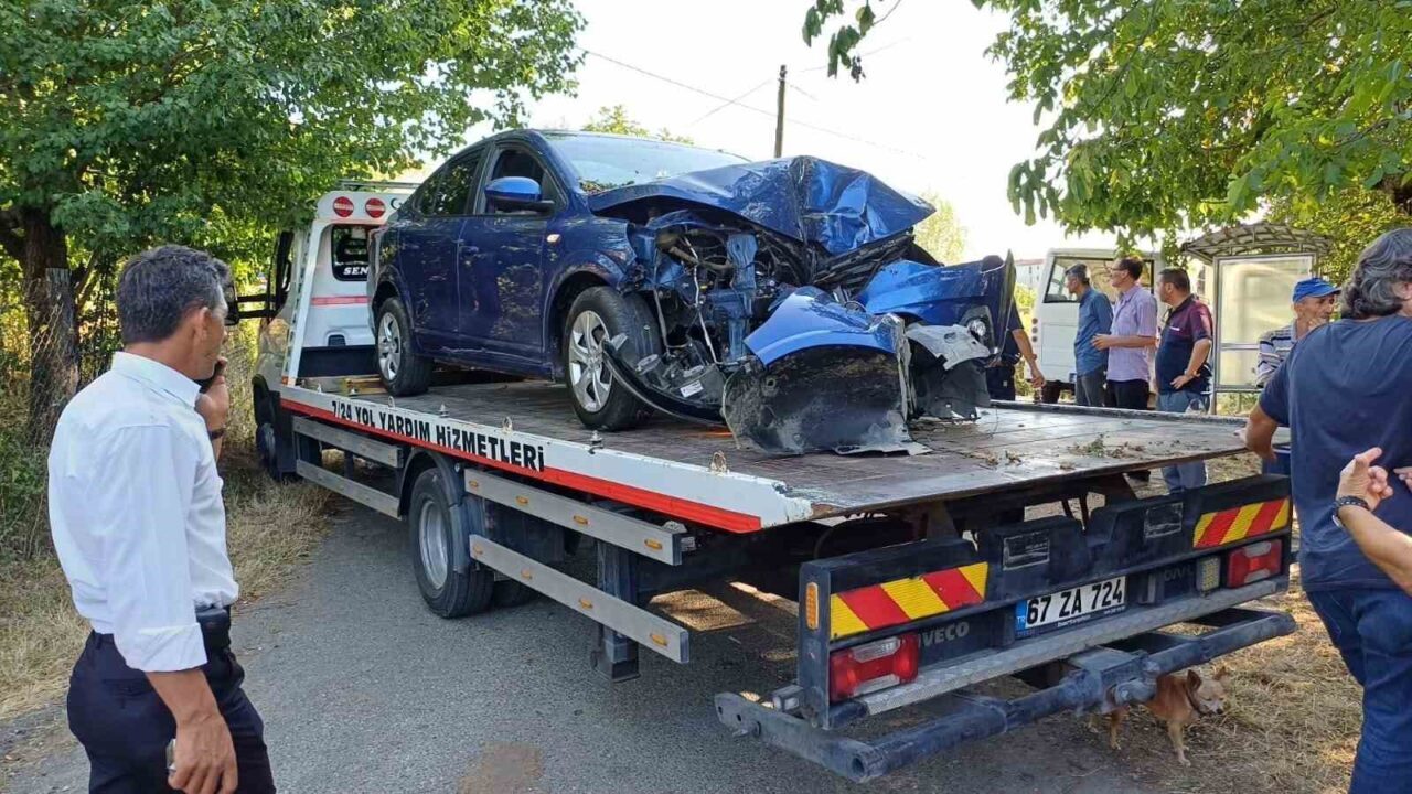 Zonguldak’ta direksiyon hakimiyetini kaybeden otomobil ağaca çarptı