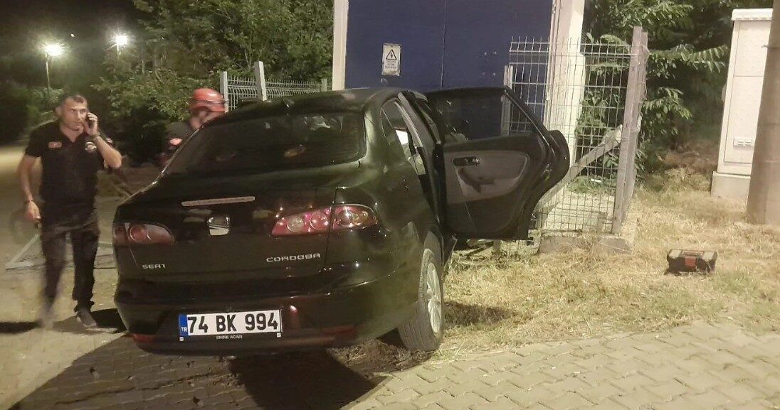 Zonguldak’ta kontrolden çıkan otomobil trafoya çarptı