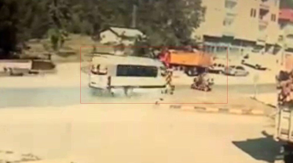 Abdipaşa’da yaşanan kaza güvenlik kamerasına yansıdı
