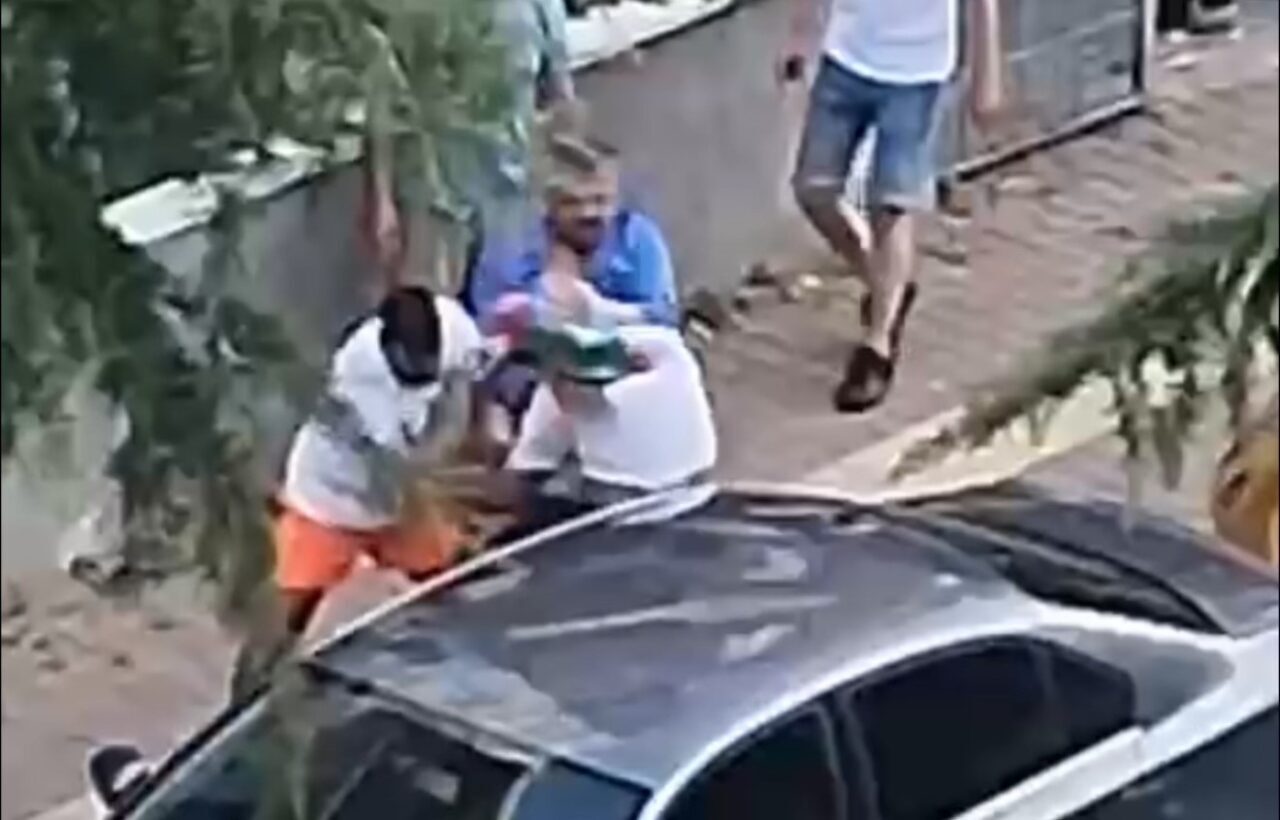 Ağabeyini darbedeni bıçakladı: O anlar kamerada