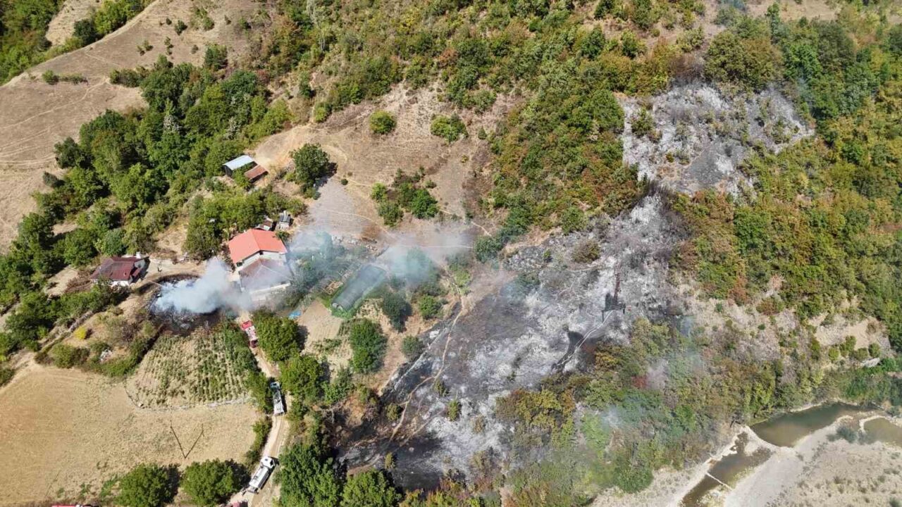 Ahşap evden ormanlık alana sıçrayan yangın kontrol altına alındı
