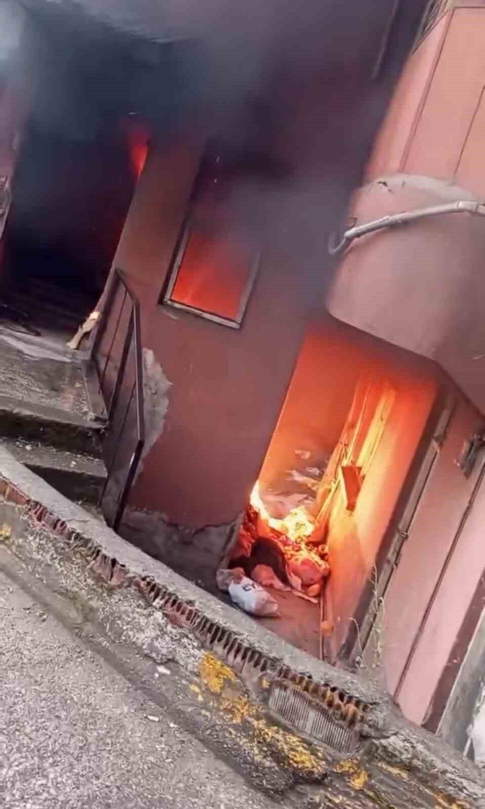 Apartman girişinde çıkan yangın söndürüldü