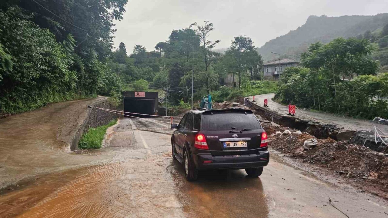 Arhavi’de heyelan riski nedeniyle tünel trafiğe kapatıldı