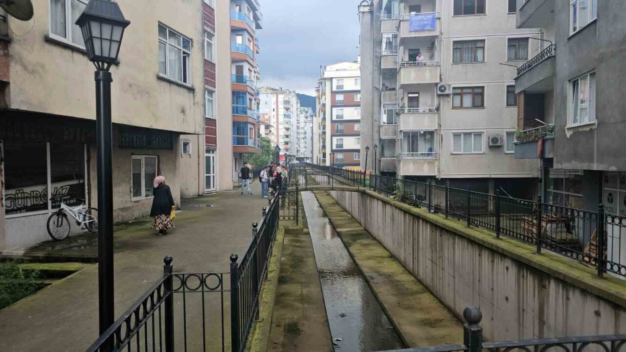 Artvin’de 10 günlük bebek 5. kattan babasının kucağından düşerek hayatını kaybetti