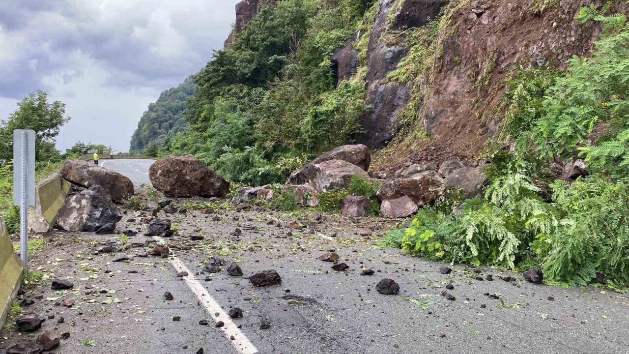 Artvin’de heyelan Karadeniz Sahil Yolu’nu ulaşıma kapattı