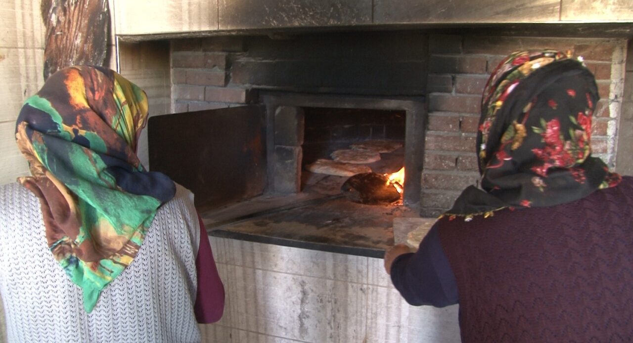 Asırlık gelenek dayanışma kültürünü yansıtıyor, kadınlar imece usulü ekmek yapıyor