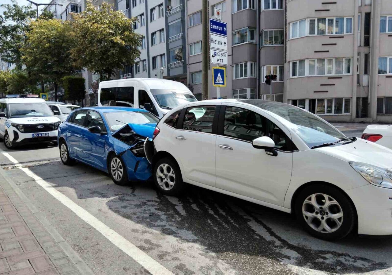 Bafra’da avukat, boşanma aşamasındaki eşinin aracına çarptı: Kadın hastaneye kaldırıldı