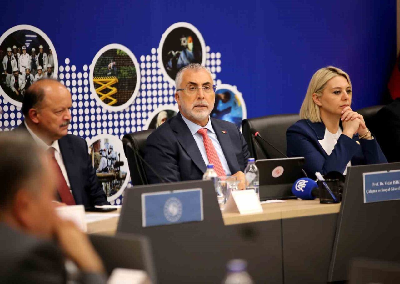 Bakan Işıkhan: "‘Türkiye bu badireyi asla atlatamaz’ diyenlere inat her seferinde küllerimizden yeniden doğmasını bildik"