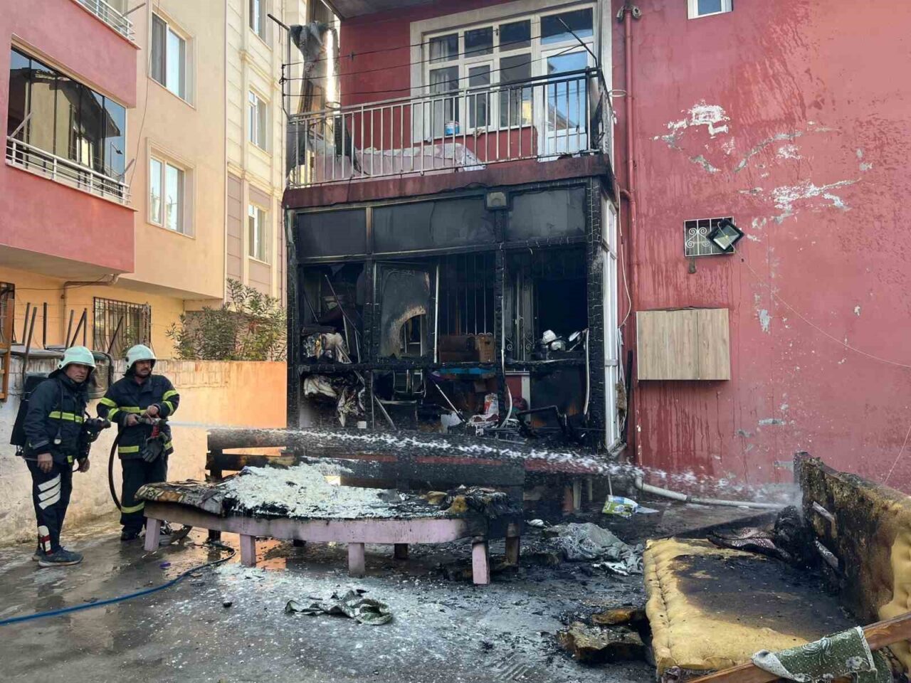 Balkonda çıkan yangın eşyaları küle çevirdi