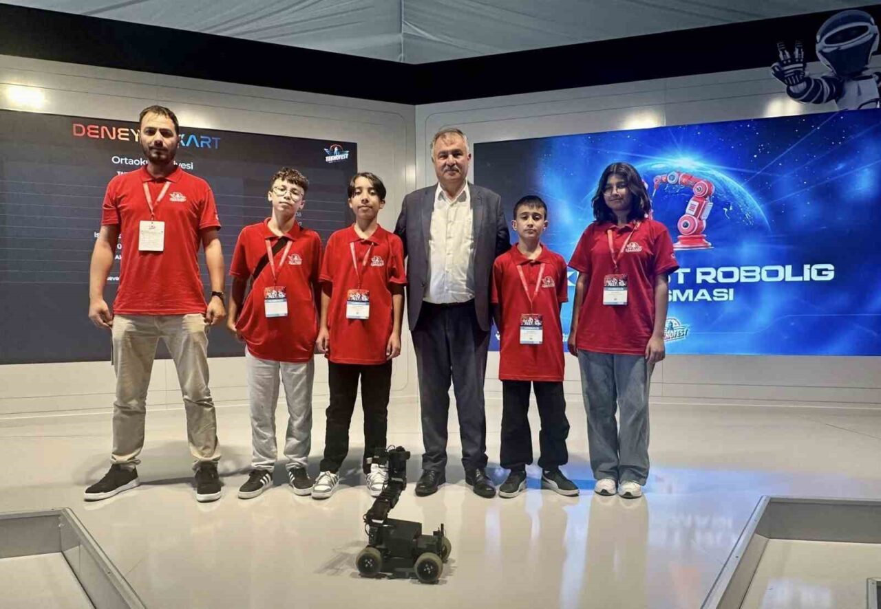 Başkan Pütün, Beyağaç’ı TEKNOFEST 25’te gururlandıran öğrencileri yalnız bırakmadı