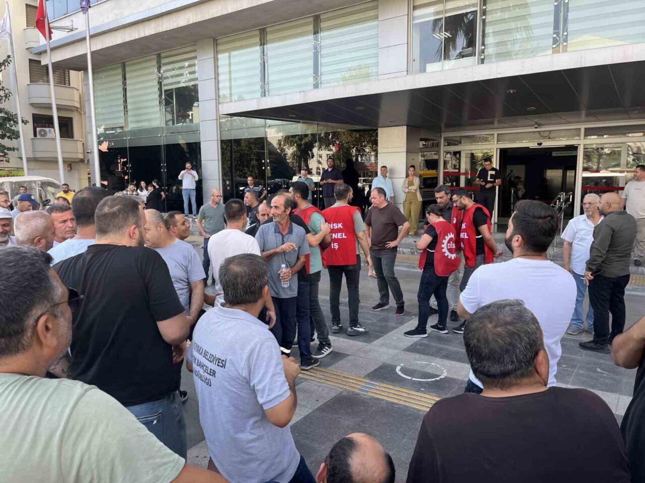 Başkan Tugay Karşıyaka’da çöp toplattı, işçiler karşı karşıya geldi