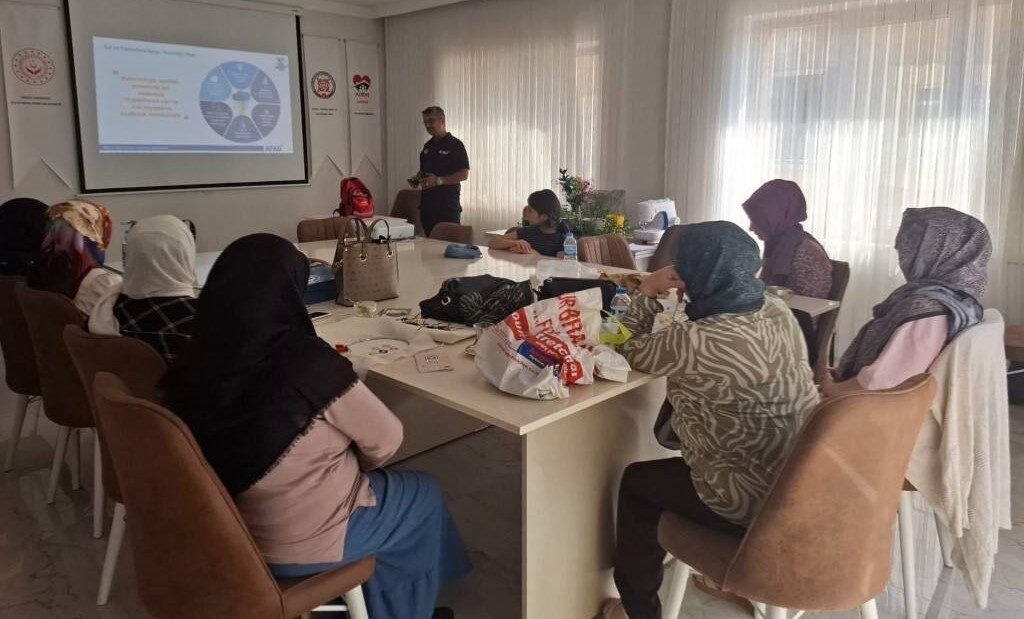 Bayburt’ta ADEM eğitmenlerine ve kursiyerlerine ‘Afet Farkındalık Eğitimi’ verildi