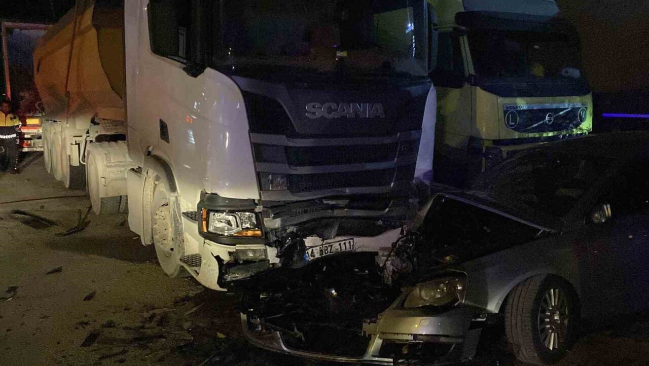 Bolu’da kontrolden çıkan otomobil park halindeki 3 araca çarptı: 4 ağır yaralı