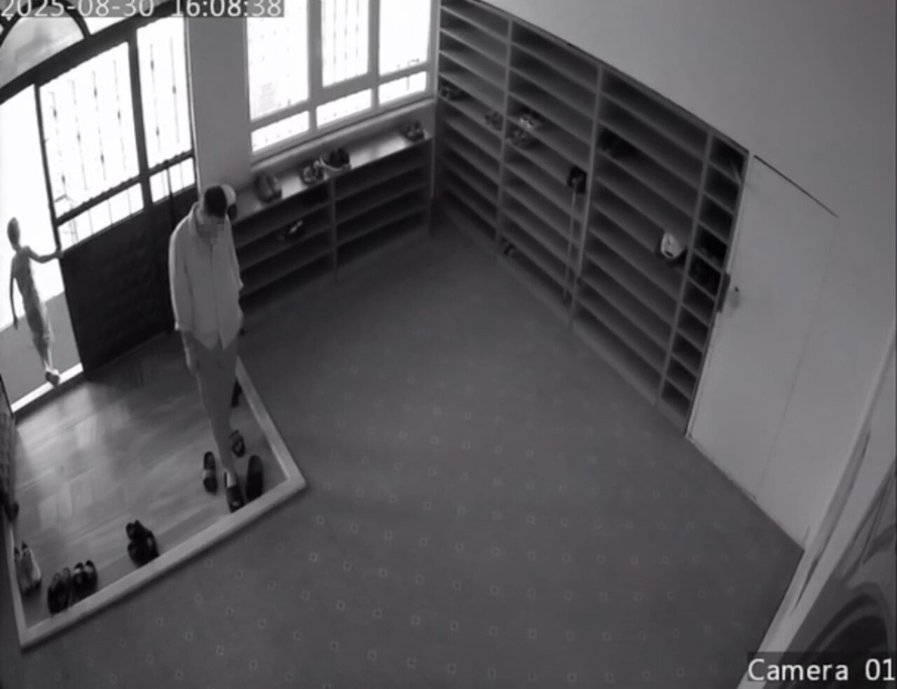 Camide terlik hırsızlığı güvenlik kamerasına yansıdı