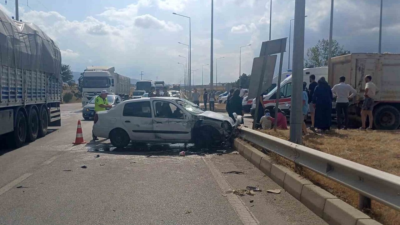 Çorum’da kamyon ile otomobil çarpıştı: 4 yaralı