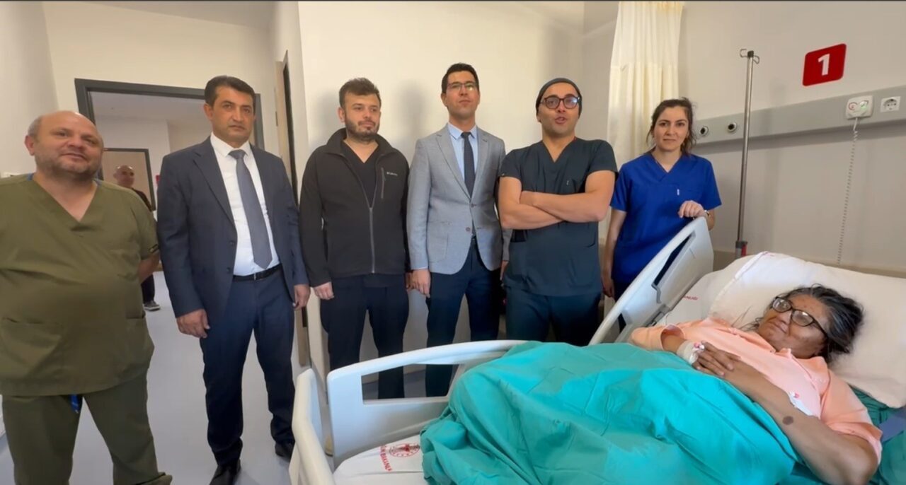 Deprem sonrası yeniden yapılan Nurhak Devlet Hastanesi’nde ilk ameliyat