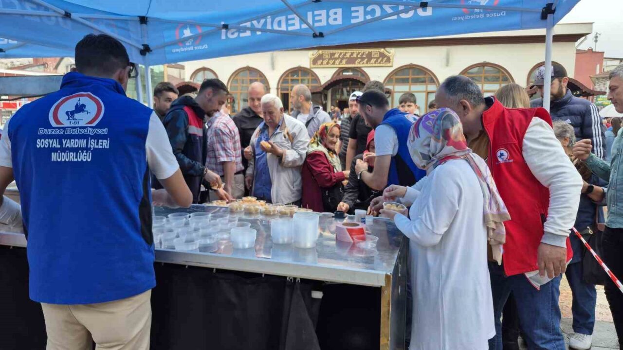 Düzce Belediyesi Gaziler Günü’nde lokma dağıttı