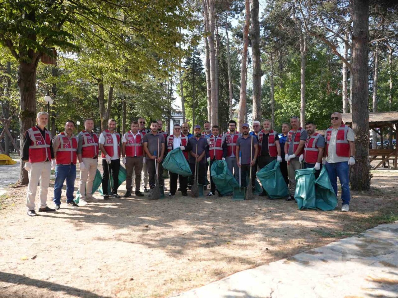 Düzce Belediyesi meclis üyeleri ellerine süpürgeyi aldı
