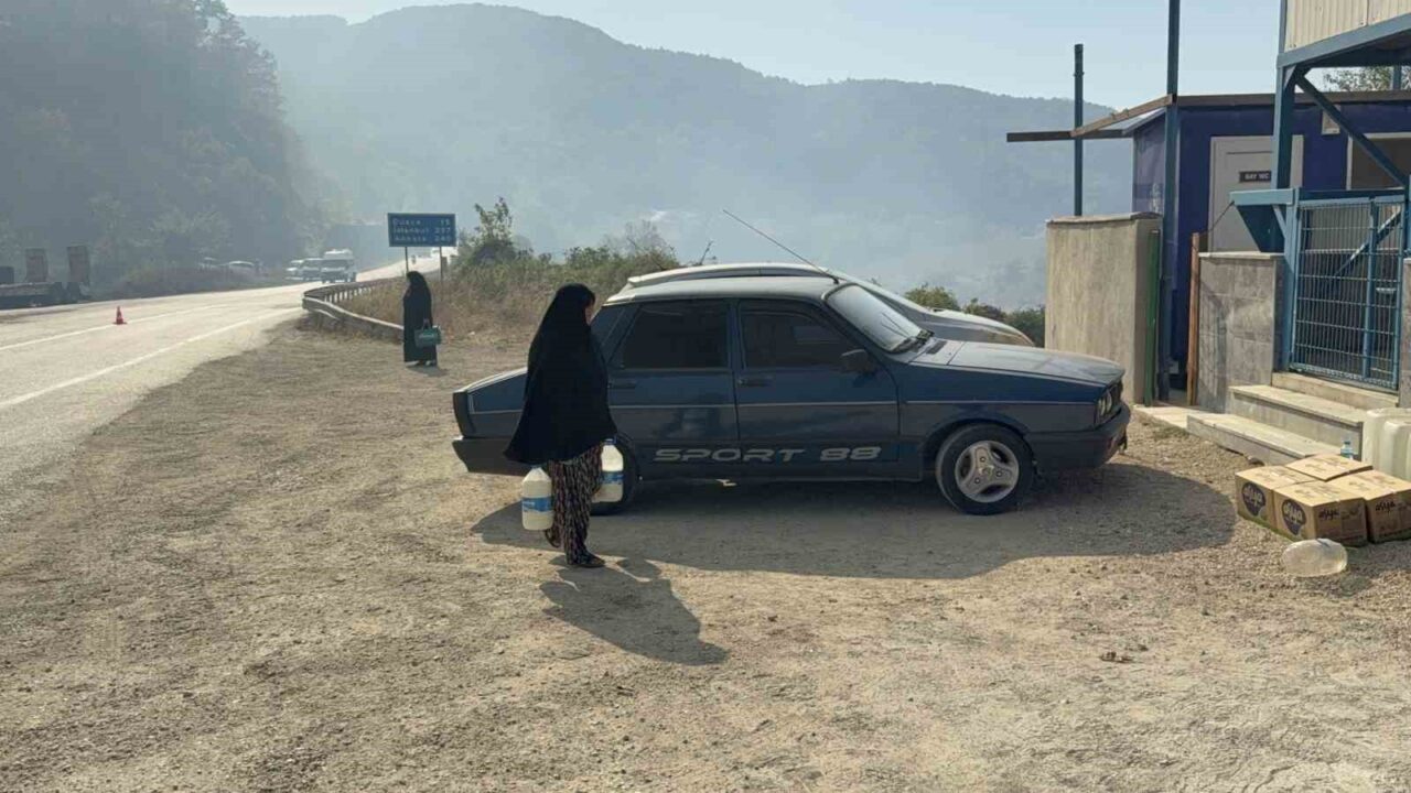 Düzceliler birlik oldu, yangına müdahale eden ekiplere tam destek verdi